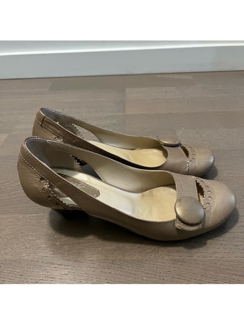 Pam Project Size 37 or Size 6.5 US Low Heeled Pumps Vintage Style Champagne GUC